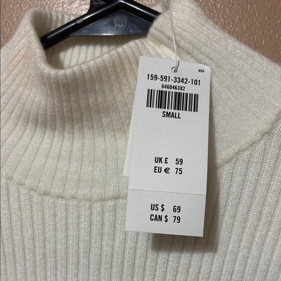 Elegant White Ribbed Knit Dress - Picture 2 of 5